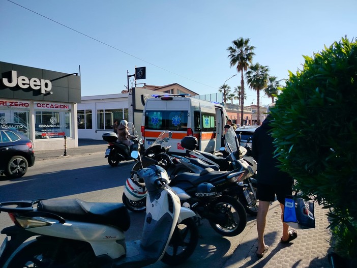 Sanremo: scontro tra due scooter in corso Marconi, centauro portato in ospedale (Foto) Sanremo: scontro tra due scooter in corso Marconi, centauro portato in ospedale (Foto)