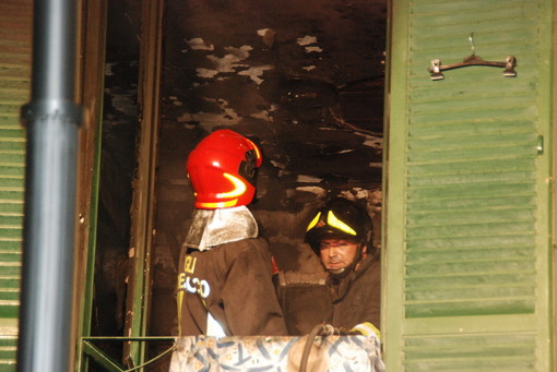 Sanremo: incendio in un appartamento del centro storico, una stanza distrutta ma nessun ferito
