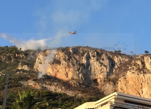 Incendio sulle colline dietro Mentone: autostrada chiusa tra la cittadina della Costa Azzurra e Ventimiglia Incendio sulle colline dietro Mentone: autostrada chiusa tra la cittadina della Costa Azzurra e Ventimiglia