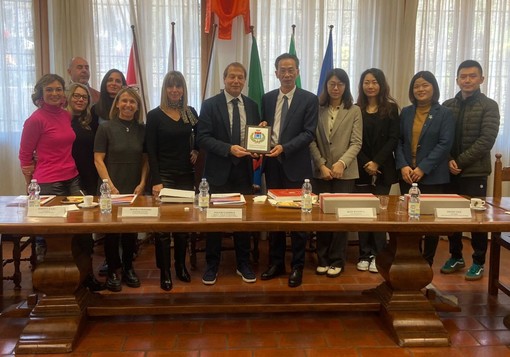 Dolceacqua: ricevuto in Comune il Vice Presidente dell’Associazione del Popolo del Jiangsu per l’Amicizia con l’Estero Dolceacqua: ricevuto in Comune il Vice Presidente dell’Associazione del Popolo del Jiangsu per l’Amicizia con l’Estero