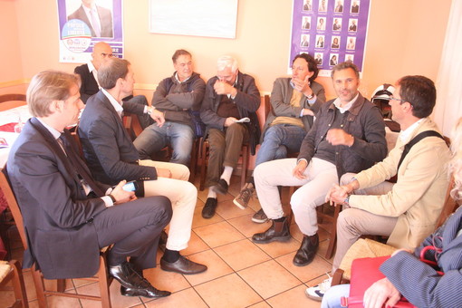 Il candidato sindaco del centro destra Patrick Novembre ha incontrato una rappresentanza di edili Il candidato sindaco del centro destra Patrick Novembre ha incontrato una rappresentanza di edili