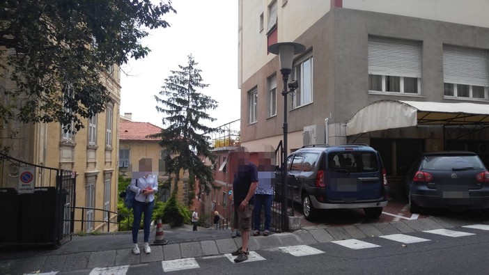 Imperia: auto rovina giù per una discesa, intervento dei vigili del fuoco in via Pirinoli Imperia: auto rovina giù per una discesa, intervento dei vigili del fuoco in via Pirinoli