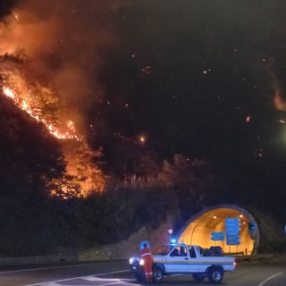 Incendio di sterpaglie nell'entroterra di Imperia tra Chiusanico e Gazzelli: intervento dei Vigili del Fuoco (Foto)
