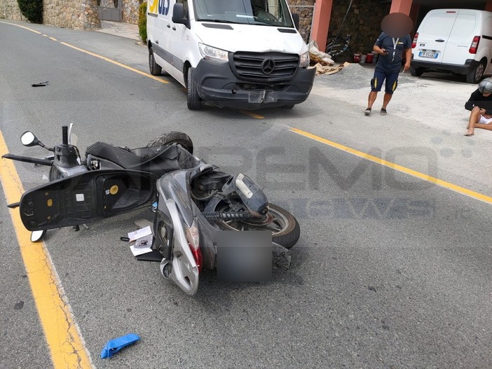 Sanremo: scontro scooter-furgone sull'Aurelia alla 'Vesca', giovane portato in ospedale (Foto) Sanremo: scontro scooter-furgone sull'Aurelia alla 'Vesca', giovane portato in ospedale (Foto)