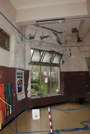 Sanremo: piove dentro la palestra della Villa Ormond, muri scrostati e 'catini' per contenere l'acqua Sanremo: piove dentro la palestra della Villa Ormond, muri scrostati e 'catini' per contenere l'acqua