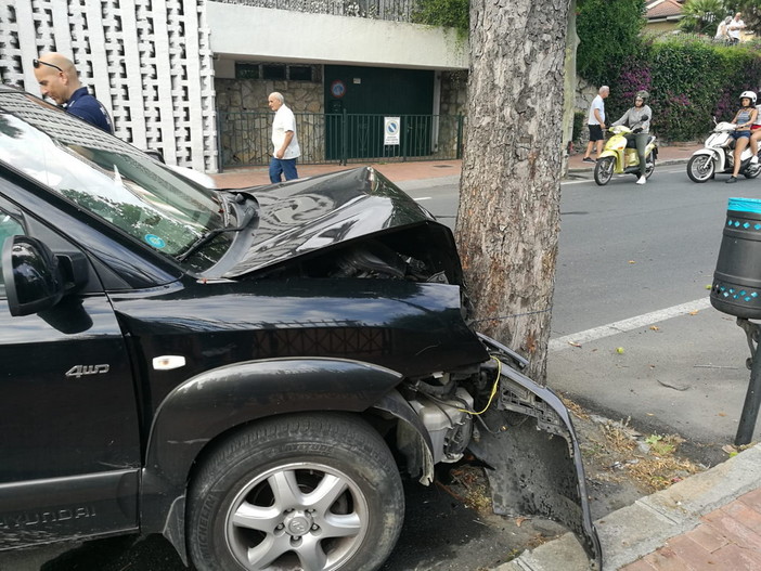 Bordighera: perde il controllo del Suv e finisce contro un albero, grave incidente sulla via Romana (Foto) Bordighera: perde il controllo del Suv e finisce contro un albero, grave incidente sulla via Romana (Foto)