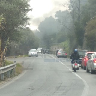 Furgone in fiamme sulla strada provinciale tra Camporosso e Dolceacqua, vigili del fuoco in azione