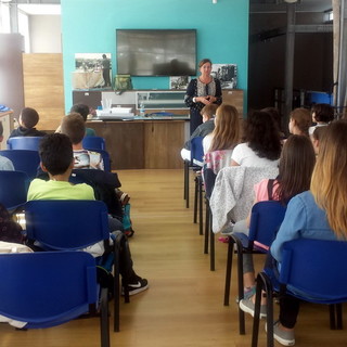 Imperia: Infopoint di Legacoop ad Oneglia preso d'assalto da 40 studenti arrivati da Bergamo