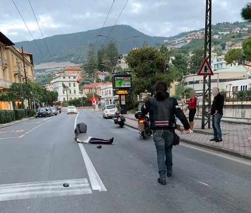 Ospedaletti: scontro tra due moto in corso Regina Margherita, due ragazze ferite e portate in ospedale (Foto) Ospedaletti: scontro tra due moto in corso Regina Margherita, due ragazze ferite e portate in ospedale (Foto)