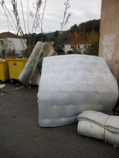 Imperia: materassi e altri ingombranti invadono l'isola ecologica di via Caramagna, torna il problema rifiuti