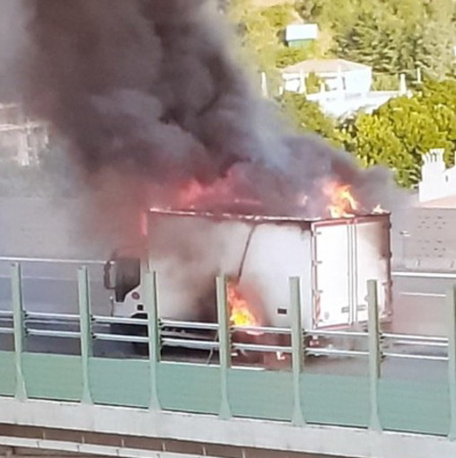 Viabilità: camion in fiamme sulla A10 tra Albisola e Savona, traffico bloccato in entrambe le direzioni (Foto e Video)