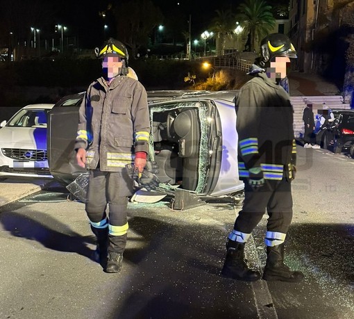 Ventimiglia: si capotta con l'auto in corso Toscanini, 40enne trasportata in ospedale (Foto)