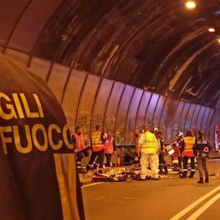 Ventimiglia: maxi tamponamento tra camion sulla A10 Genova-Ventimiglia, traffico pesante in direzione Italia Ventimiglia: maxi tamponamento tra camion sulla A10 Genova-Ventimiglia, traffico pesante in direzione Italia