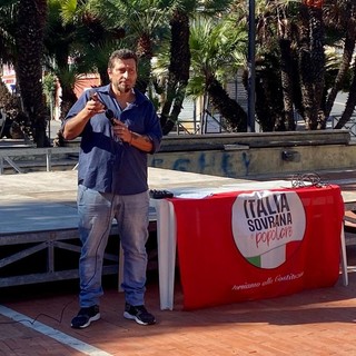 Nappi (Italia Sovrana e Popolare) ad Albenga: "Il 25 settembre mettete la croce sul nostro simbolo, per non far portare quella croce ai nostri figli" (Foto e Video)