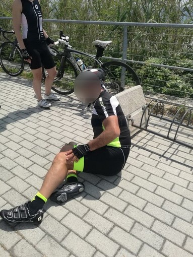 Sanremo: cade sulla ciclabile per un dissesto della pavimentazione, ciclista chiede una riparazione urgente (Foto)
