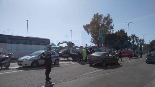 Imperia: scontro tra due auto sul lungomare Vespucci, due feriti non gravi e un po' di traffico (Foto)