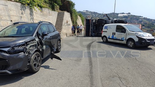 Sanremo: camion 'aggancia' un'auto con gli stabilizzatori e ne distrugge altre due in via Calvino (Foto) Sanremo: camion 'aggancia' un'auto con gli stabilizzatori e ne distrugge altre due in via Calvino (Foto)