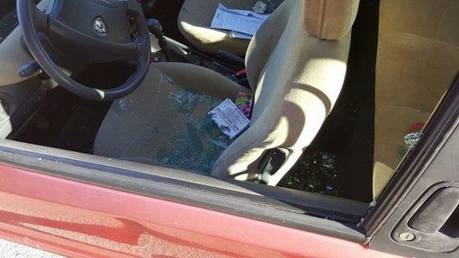 Ventimiglia: danneggiati alcuni veicoli nella città alta, interviene Nico Martinetto “Serve una telecamera” Ventimiglia: danneggiati alcuni veicoli nella città alta, interviene Nico Martinetto “Serve una telecamera”