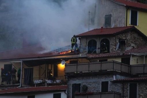 L'incendio a Borgoratto (foto Simone Seraffi) L'incendio a Borgoratto (foto Simone Seraffi)