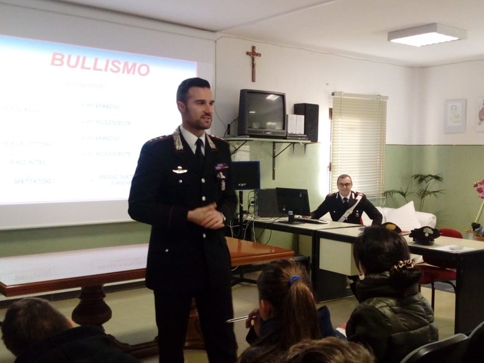 Riva Ligure: incontro sul tema della legalità tra i Carabinieri e gli alunni dell’Istituto Comprensivo Riva Ligure-San Lorenzo Riva Ligure: incontro sul tema della legalità tra i Carabinieri e gli alunni dell’Istituto Comprensivo Riva Ligure-San Lorenzo