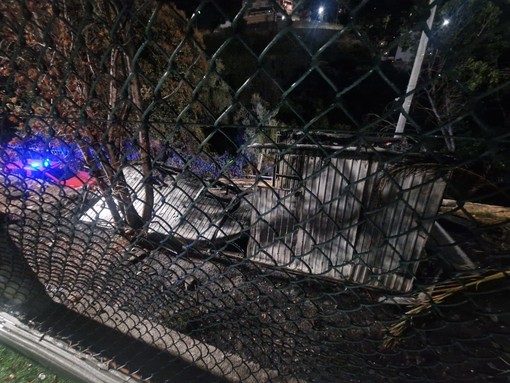 Ospedaletti: ex spogliatoio vicino al campo di calcio a fuoco, incendio spento in pochi minuti (Foto) Ospedaletti: ex spogliatoio vicino al campo di calcio a fuoco, incendio spento in pochi minuti (Foto)
