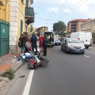 Ventimiglia: auto esce dal benzinaio mentre arriva uno scooter, 16enne ferita e portata in ospedale Ventimiglia: auto esce dal benzinaio mentre arriva uno scooter, 16enne ferita e portata in ospedale