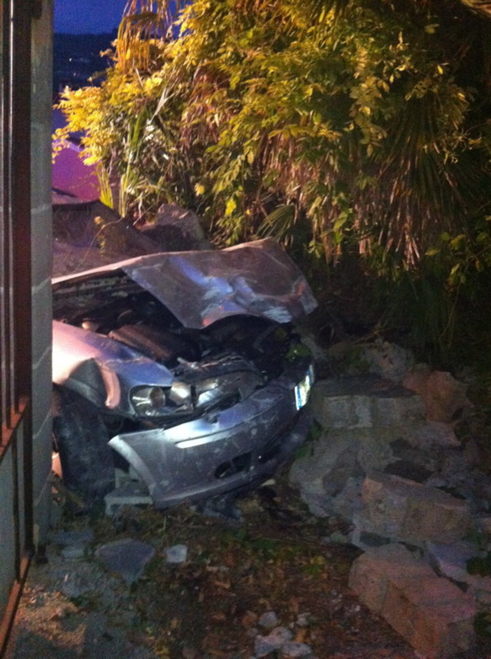 Auto sfonda il muro di un’abitazione a Camporosso, conducente rimane incastrato tra le lamiere: è salvo