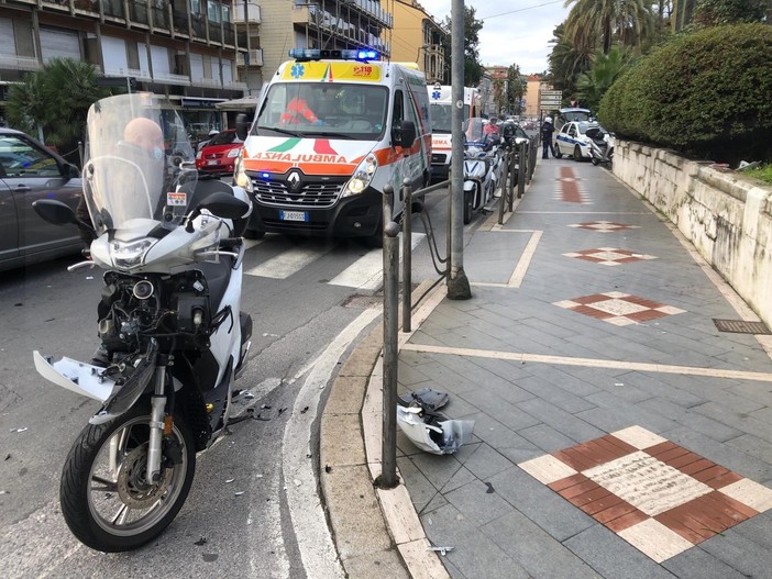 Sanremo: scontro tra due scooter all'incrocio tra corso Cavallotti e via Duca degli Abruzzi, due feriti (Foto)