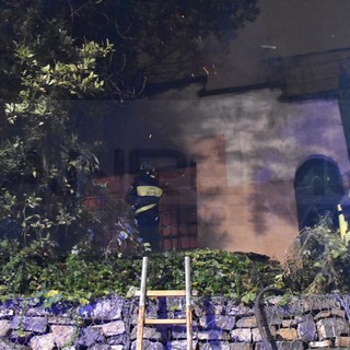 Sanremo: scoppia un incendio in un edificio abbandonato di via Palazzo, intervento dei Vvf (Foto e Video)