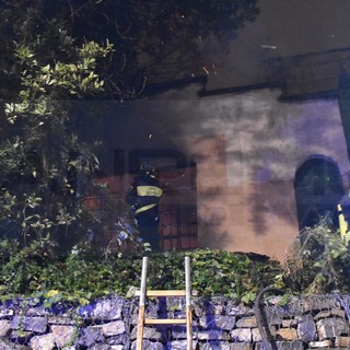 Sanremo: scoppia un incendio in un edificio abbandonato di via Palazzo, intervento dei Vvf (Foto e Video) Sanremo: scoppia un incendio in un edificio abbandonato di via Palazzo, intervento dei Vvf (Foto e Video)