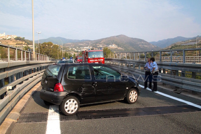 Sanremo: auto fuori controllo sbatte contro il guard rail all'uscita dell'Aurelia Bis in valle Armea, lievemente ferito il conducente (foto)