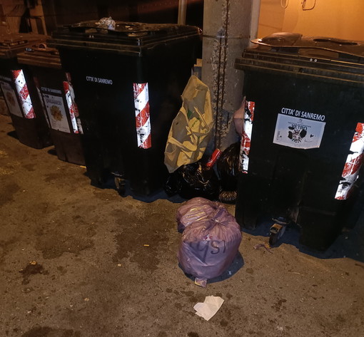 Sanremo: conferimento selvaggio dell'immondizia in via Borea, la protesta di un lettore (Foto) Sanremo: conferimento selvaggio dell'immondizia in via Borea, la protesta di un lettore (Foto)