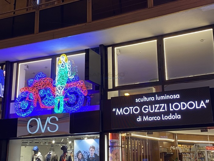 La scultura luminosa di Marco Lodola dedicata alla Moto Guzzi