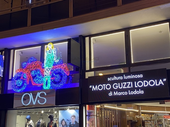 La scultura luminosa di Marco Lodola dedicata alla Moto Guzzi La scultura luminosa di Marco Lodola dedicata alla Moto Guzzi