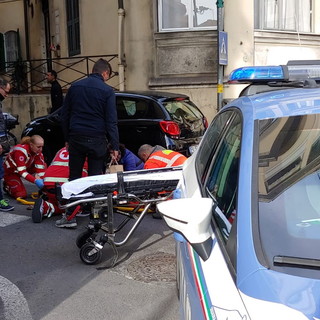 Sanremo: investimento pedonale in via Zeffiro Massa, donna portata in ospedale (Foto) Sanremo: investimento pedonale in via Zeffiro Massa, donna portata in ospedale (Foto)