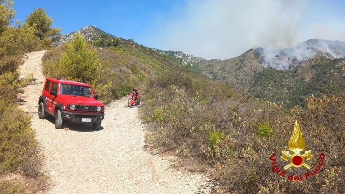 Ventimiglia: incendio sul Grammondo, quarta notte di presidio e probabile ritorno dei mezzi aerei Ventimiglia: incendio sul Grammondo, quarta notte di presidio e probabile ritorno dei mezzi aerei