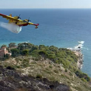 Il Canadair ieri a Grimaldi