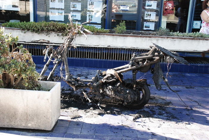 San Bartolomeo al Mare: scooter a fuoco ieri sera sulla strada verso regione Poiolo