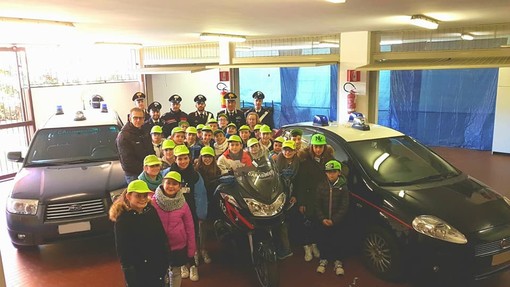 Incontro dei Carabinieri del Comando Stazione di Diano Marina con gli studenti della scuola elementare di Pontedassio (foto)