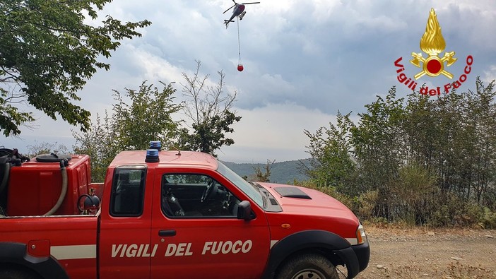 Vasto incendio boschivo nell'entroterra, in azione uomini a terra, due elicotteri ed un Canadair (Foto) Vasto incendio boschivo nell'entroterra, in azione uomini a terra, due elicotteri ed un Canadair (Foto)