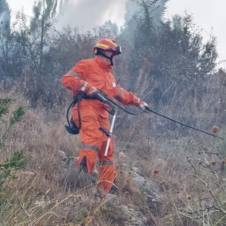 Sanremo e Ospedaletti, due incendi impegnano i vigili del fuoco: fiamme a Gozo Superiore e in strada Martina Noce