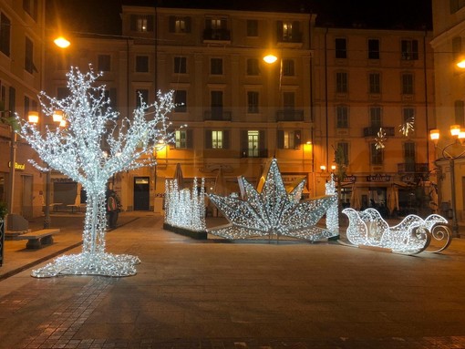 Sanremo: prosegue l'accensione delle luminarie, ecco la splendida installazione di piazza Borea D'Olmo