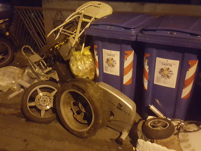 Sanremo: conferimento 'selvaggio' dei rifiuti nella zona del Borgo, la mail e la foto di un lettore Sanremo: conferimento 'selvaggio' dei rifiuti nella zona del Borgo, la mail e la foto di un lettore