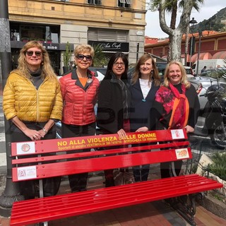 La panchina inaugurata il 14 aprile scorso a Ventimiglia