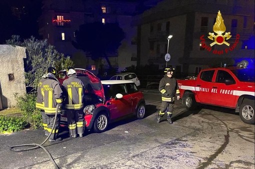 Sanremo: macchina prende fuoco in via Serenella, pronto intervento dei Vigili del Fuoco (Foto) Sanremo: macchina prende fuoco in via Serenella, pronto intervento dei Vigili del Fuoco (Foto)