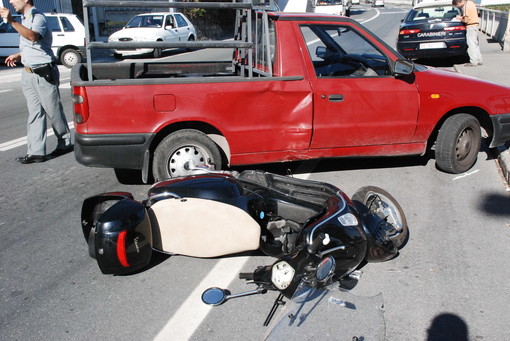 La moto ed il pick-up coinvolti nell'incidente
