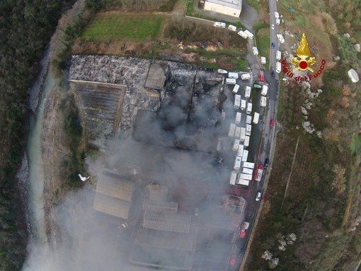 Albenga: area di rimessaggio Camper in fiamme a Pogli d'Ortovero, circa 200 mezzi coinvolti e una palazzina crollata (Foto e Video) Albenga: area di rimessaggio Camper in fiamme a Pogli d'Ortovero, circa 200 mezzi coinvolti e una palazzina crollata (Foto e Video)