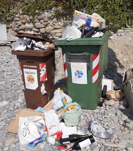 Sanremo: immondizia da giorni sulla spiaggia libera al confine con Arma, la segnalazione di un lettore