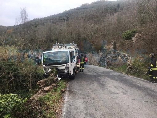 Borgomaro: finisce fuoristrada con il furgoncino sulla Strada Provinciale 24, intervento di Vigili del Fuoco e 118 (Foto) Borgomaro: finisce fuoristrada con il furgoncino sulla Strada Provinciale 24, intervento di Vigili del Fuoco e 118 (Foto)