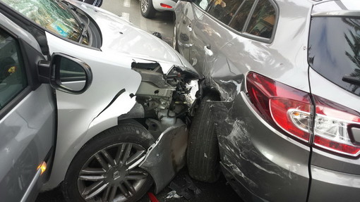 Bordighera: colpo di sonno alla guida, l'auto finisce contro quelle parcheggiate in corso Europa